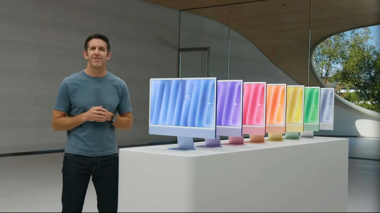 Apple-Manager John Ternus vor einer Reihe bunter iMac-Modelle, Standbild aus einer Apple-Keynote