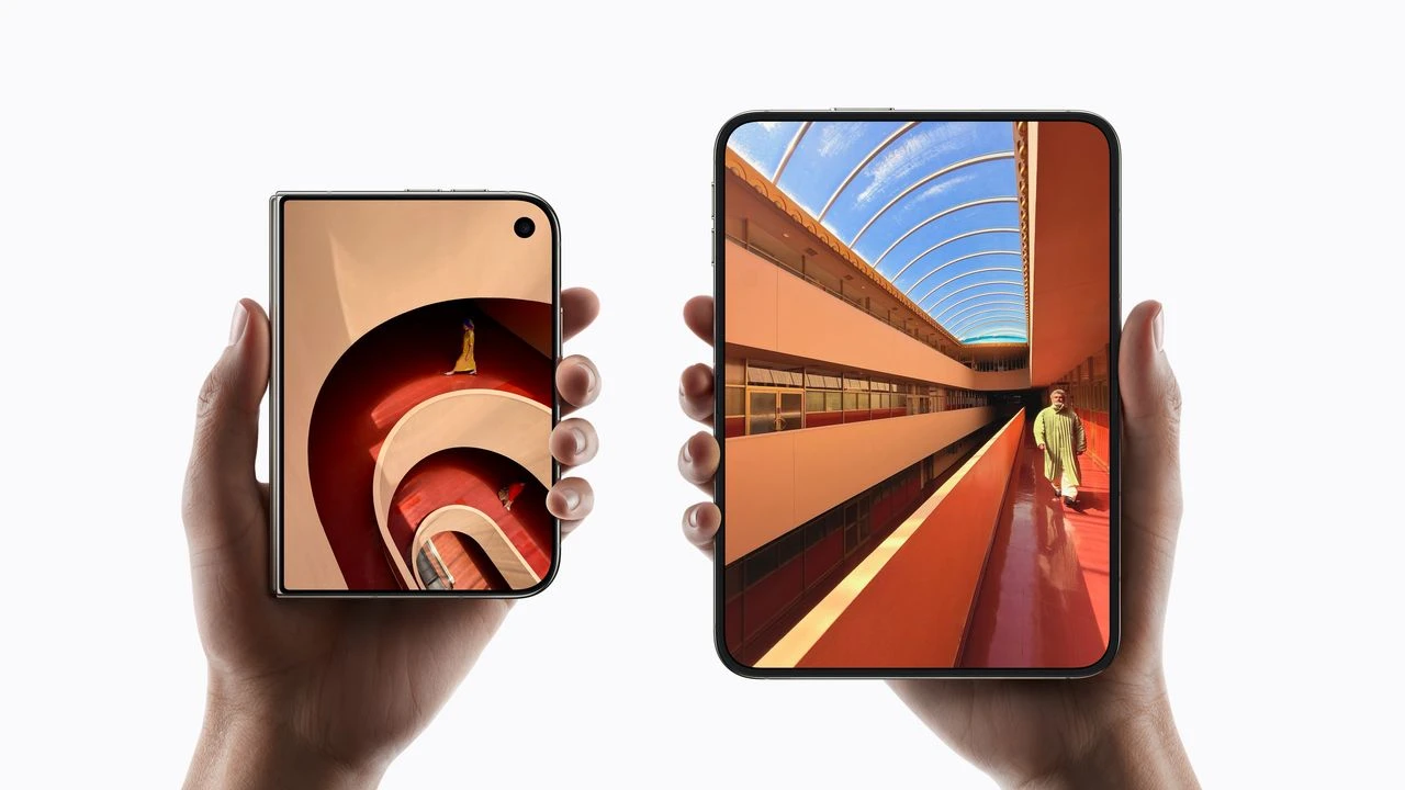 Das iPhone 18 Duo zugeklappt und aufgeklappt in zwei Händen, Pressebild von Apple