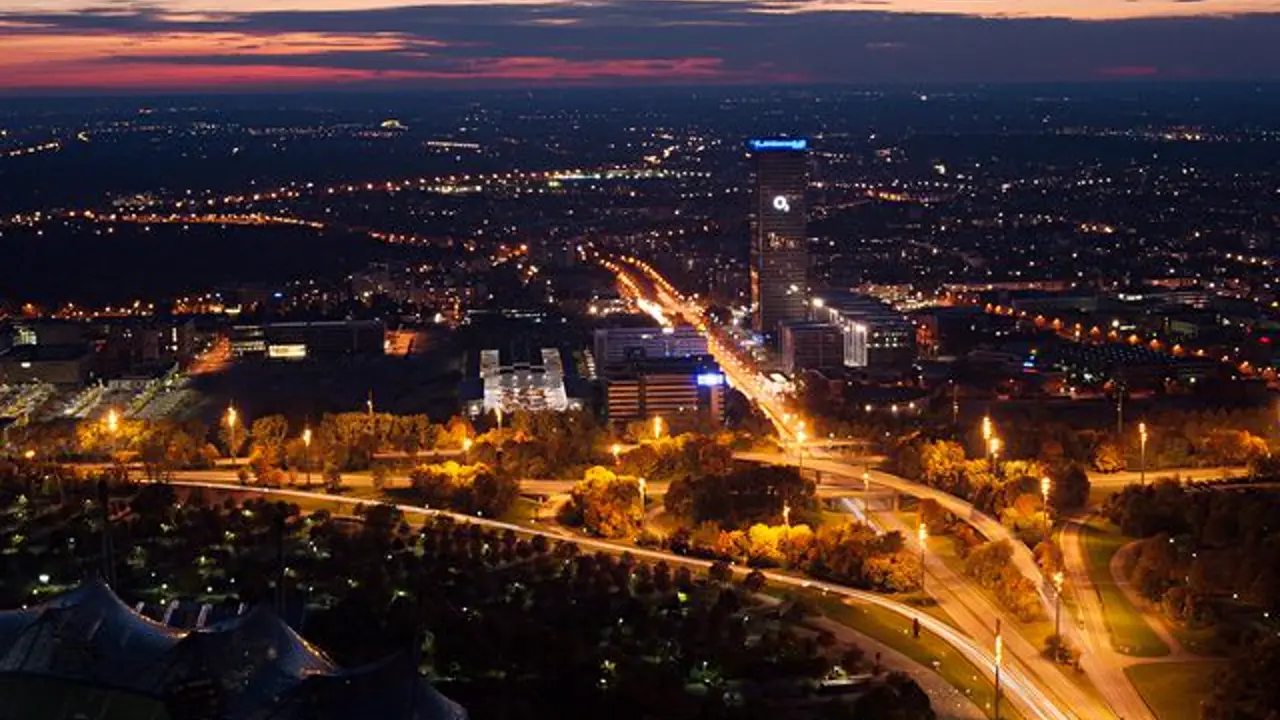 O2 Tower in München bei Nacht – Firmenzentrale Telefónica Deutschland
