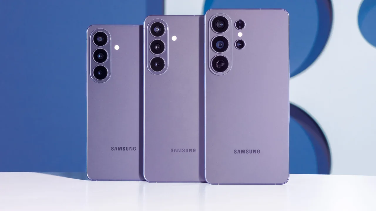 Galaxy S26, S26+ und S26 Ultra von hinten vor blauem Hintergrund