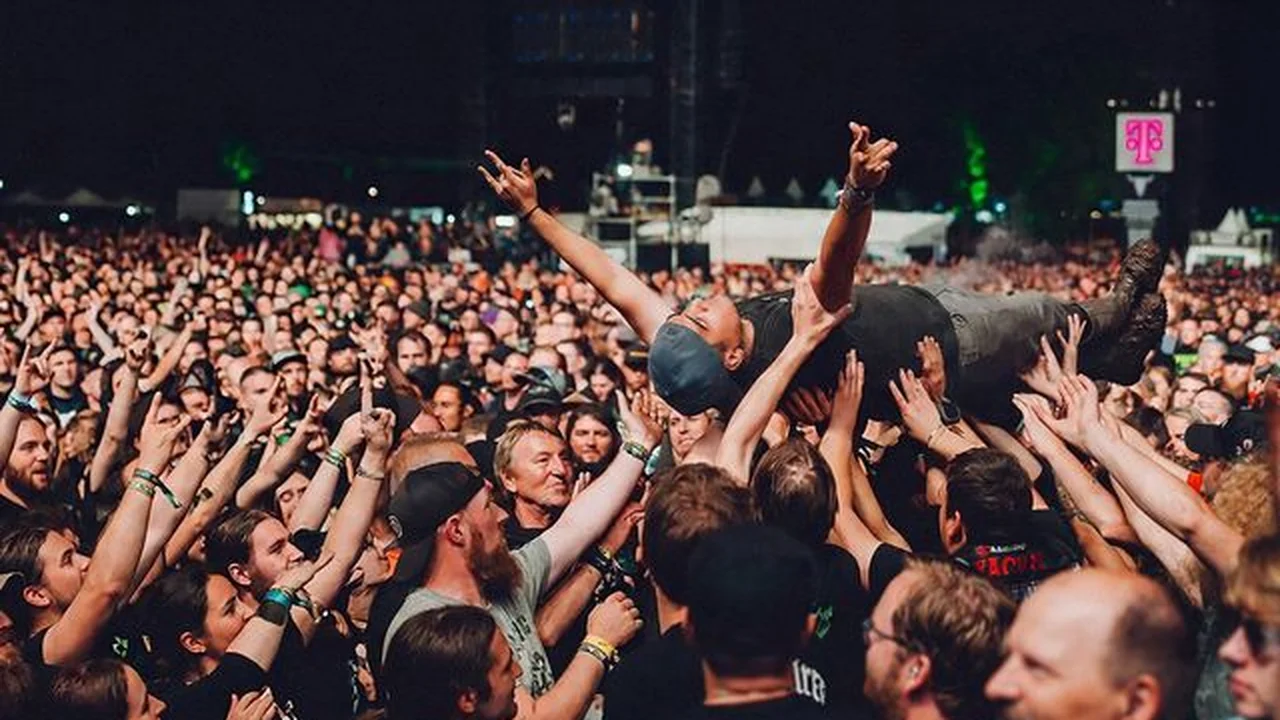 Crowdsurfer über der Menge beim Wacken Open Air