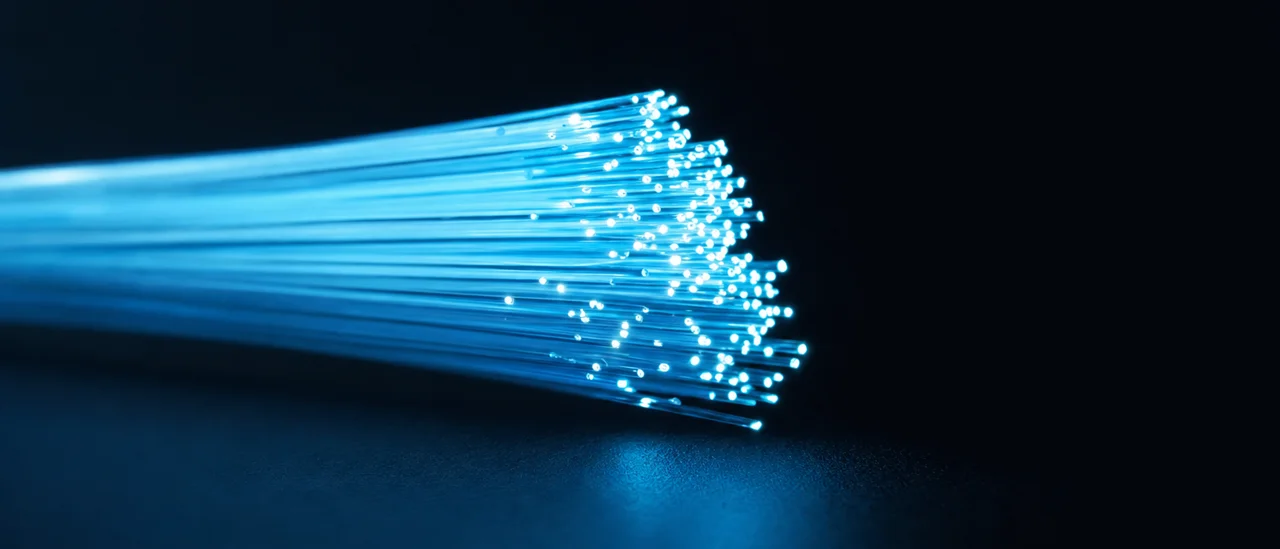 Leuchtende Glasfaserkabel – Gigabit-Geschwindigkeit