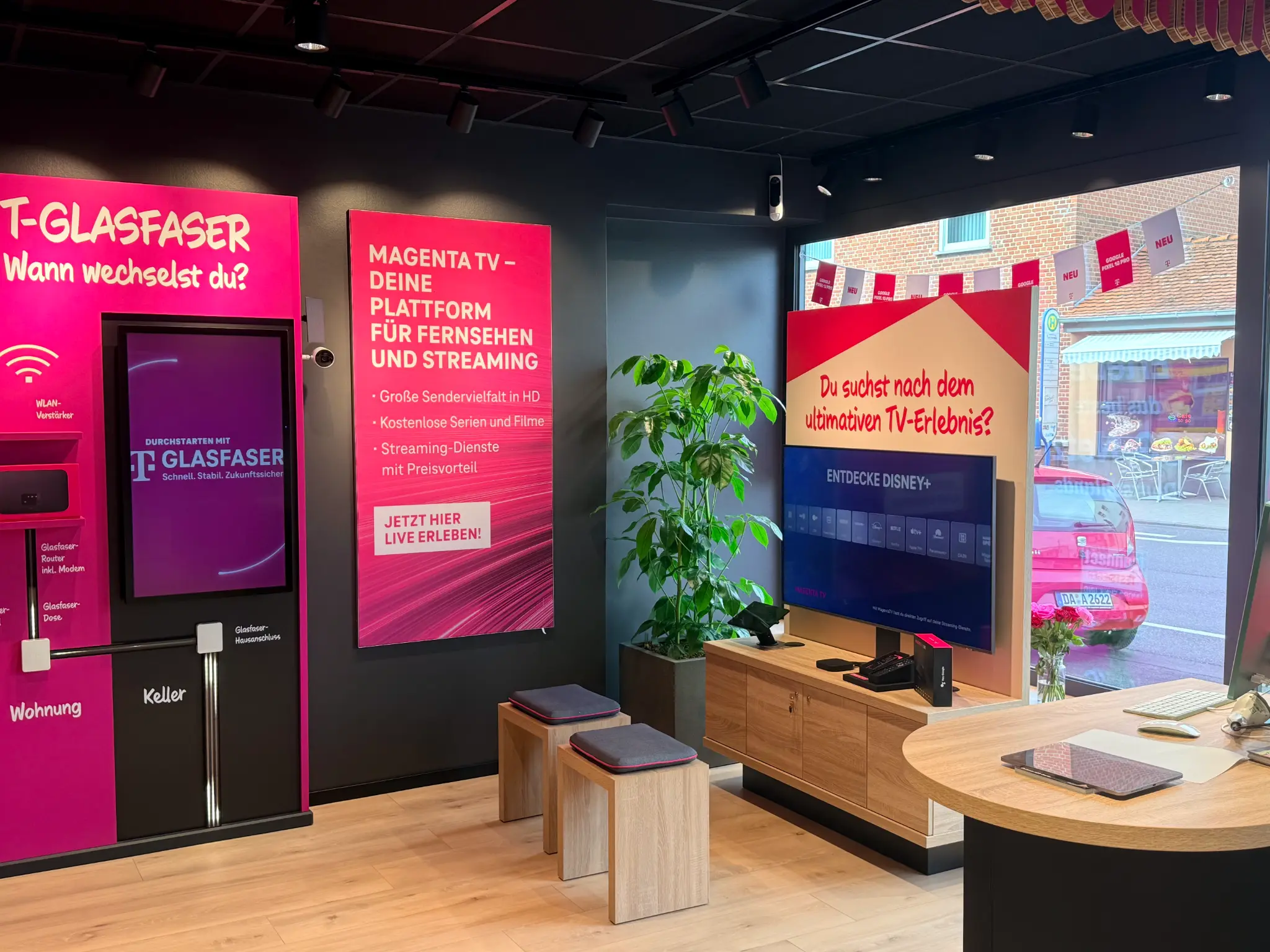 Glasfaser- und MagentaTV-Beratungsbereich im greem Telekom Shop Mühlheim