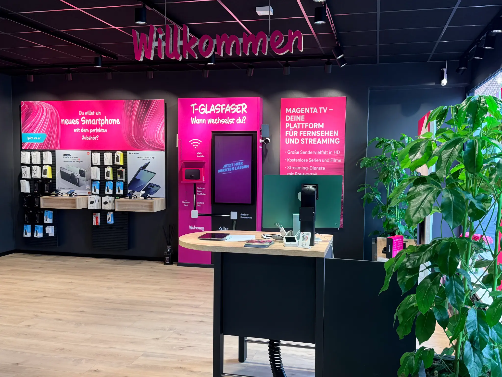 Glasfaser- und Smartphone-Beratungsbereich im Shop Mühlheim