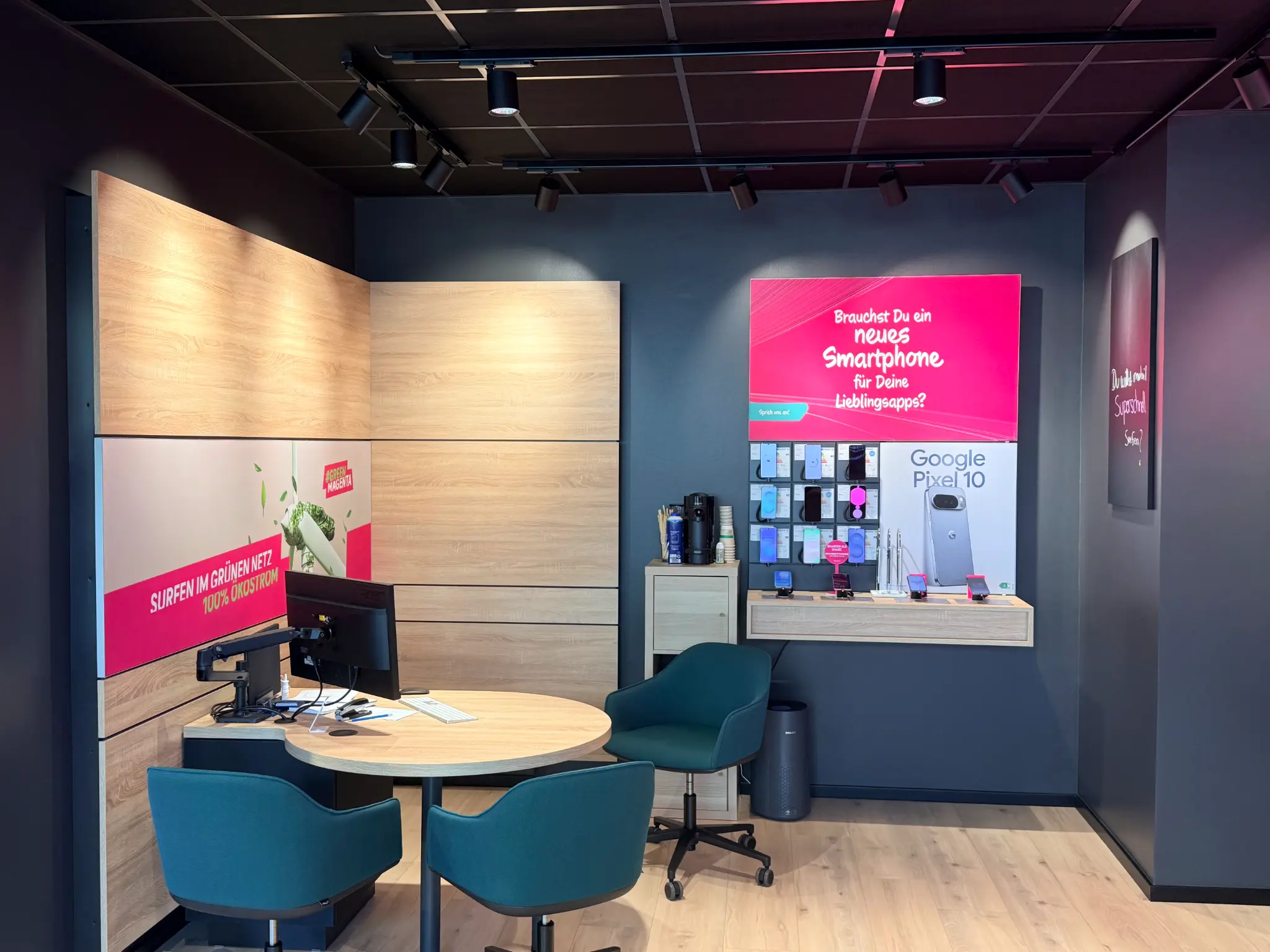 Persönlicher Beratungsplatz im greem Telekom Shop Mühlheim